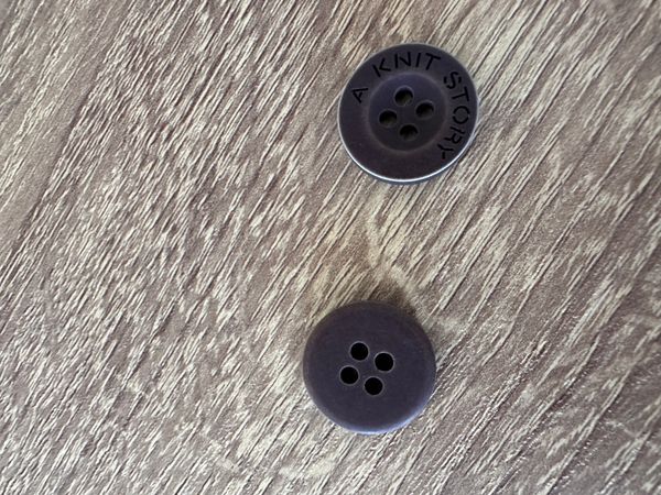 Hovedbilde Knapp A Knit Story Mørk Grå 17 mm