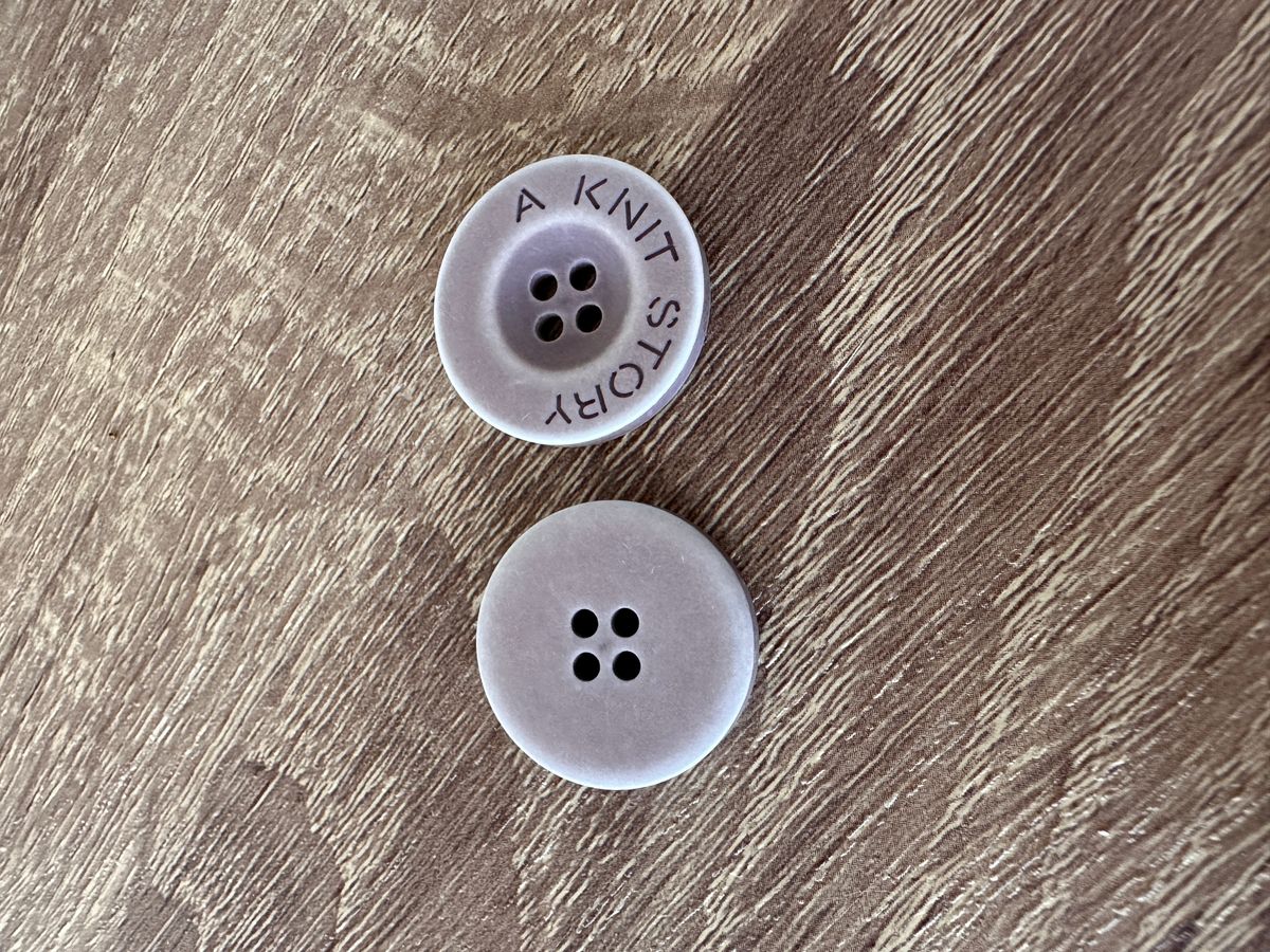 Knapp A knit Story Grå 22 mm