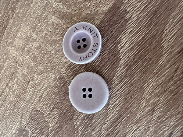 Hovedbilde Knapp A knit Story Grå 22 mm